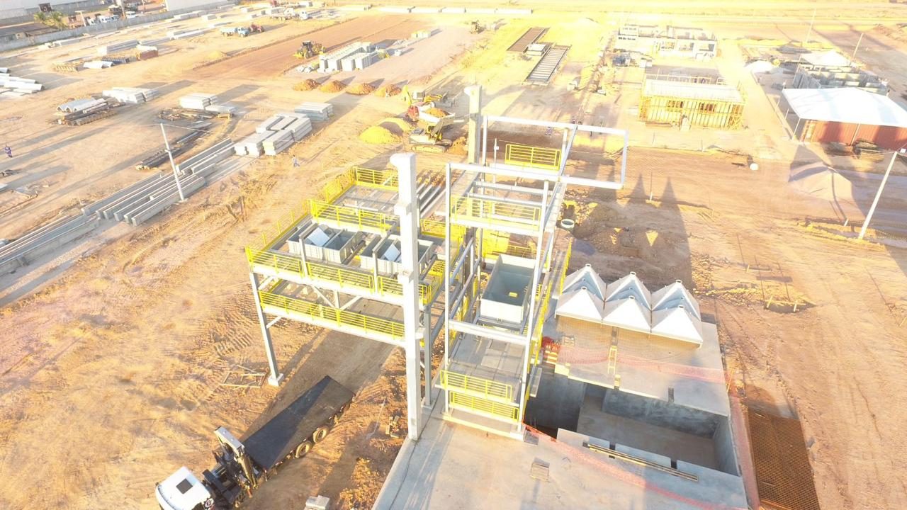 Vista aérea da obra com estrutura de recebimento em montagem