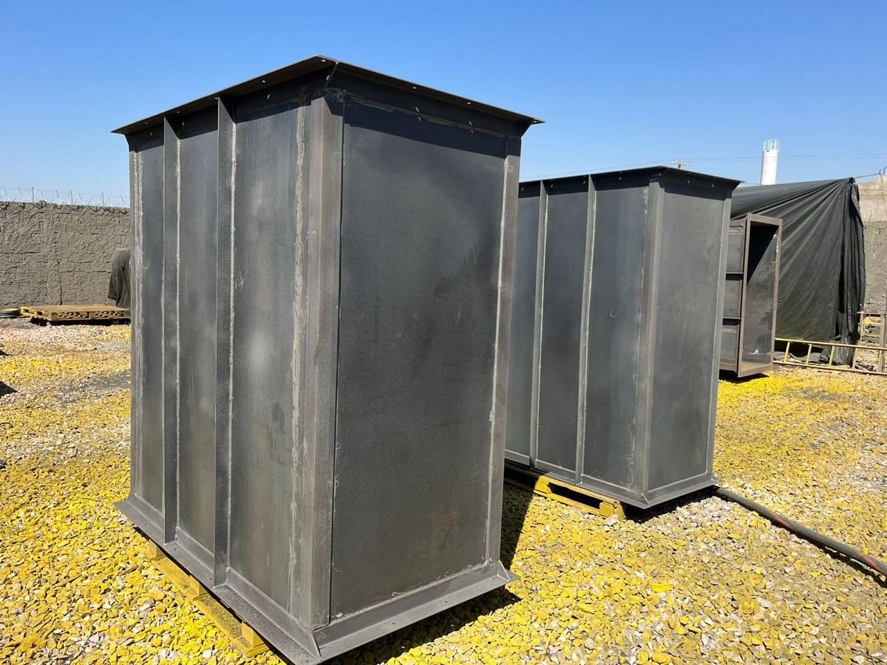 Chutes metálicos prontos no pátio da fábrica