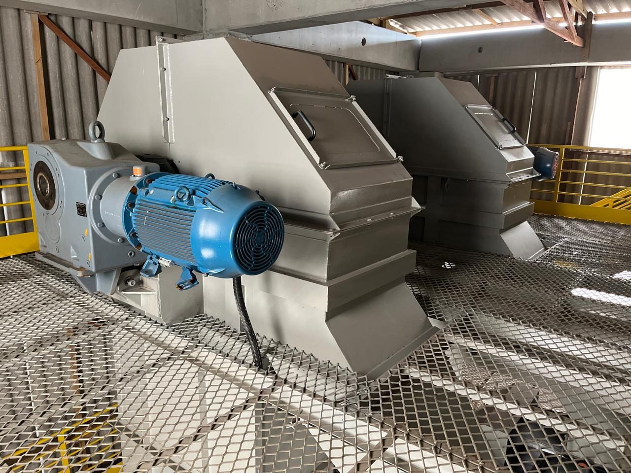 Equipamento com motor elétrico azul instalado sobre passarela